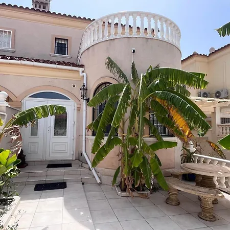 Ain 2hab Piscina Holiday home *